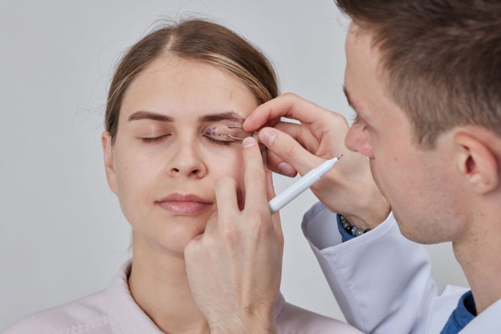 felso-szemhejplasztika-mutet-elott